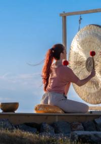 Image d'une femme avec un gong