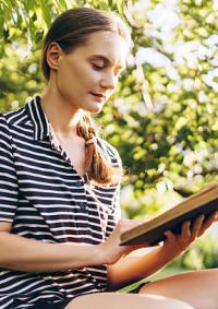 une lectrice dans un verger